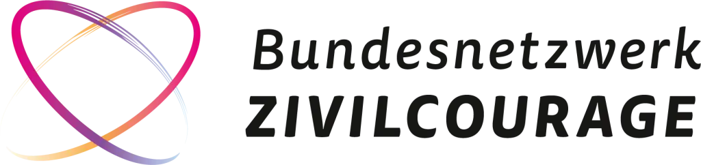 Das Logo des ‚Bundesnetzwerk Zivilcourage‘. Es besteht aus zwei bunten, geschwungenen Pinselstrichten die verschränkt zusammen ein Herz bilden.